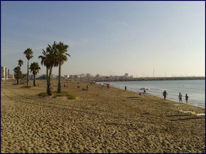 playa-de-los-naufragos-torrevieja-spain